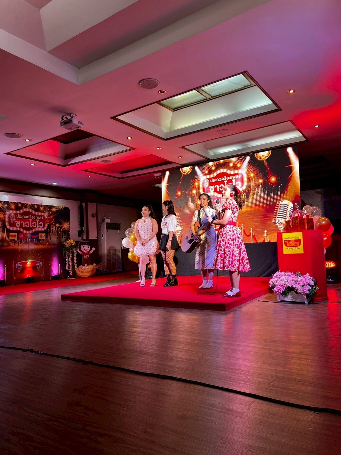 ผู้เข้าประกวดร้องเพลงหน้าเวที